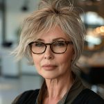 Coupe de cheveux femme 50 ans avec lunettes 2023